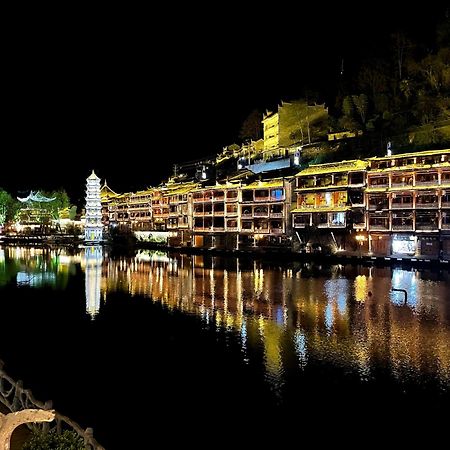 Lqj Riverside Guest House Fenghuang Dış mekan fotoğraf