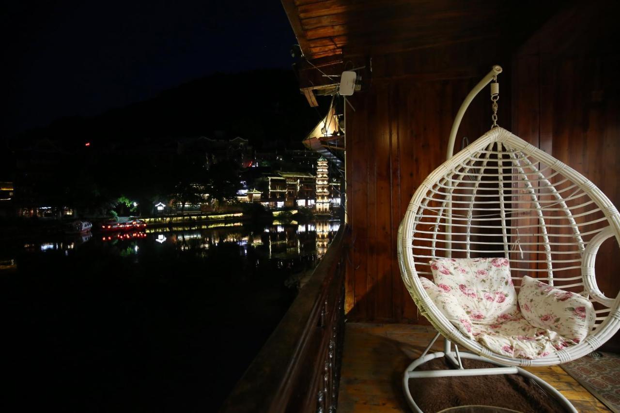 Lqj Riverside Guest House Fenghuang Dış mekan fotoğraf