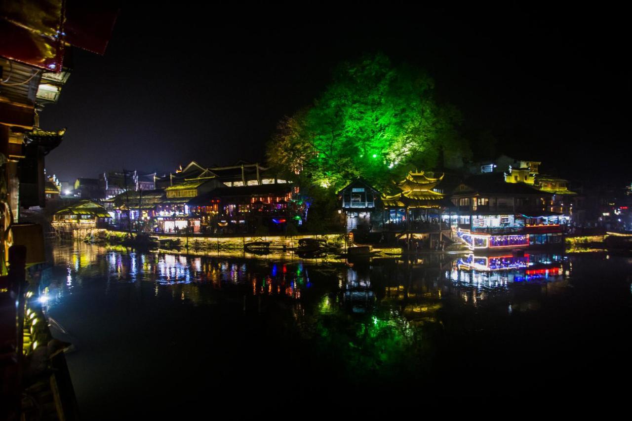 Lqj Riverside Guest House Fenghuang Dış mekan fotoğraf